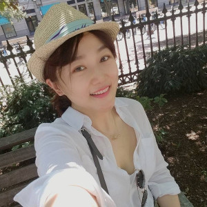 Profile photo for Lesley LI