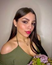 Profile photo for Yasmine e