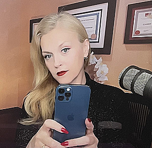Profile photo for Laura DeWitt
