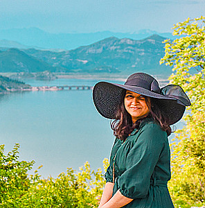 Profile photo for Roshni V