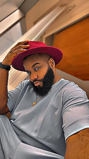 Profile photo for Albert Iwezor