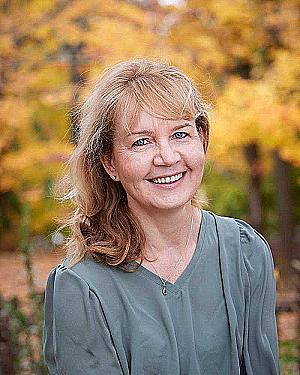 Profile photo for Doris Hanne Native German/Global English