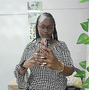 Profile photo for Liz Luvly