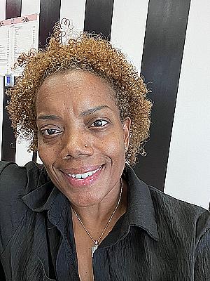 Profile photo for Elle Jones