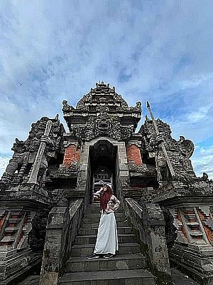 Profile photo for Ariyanti Vale