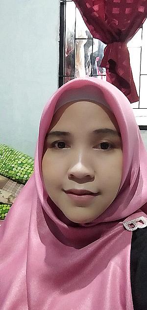 Profile photo for Rina Hasanah
