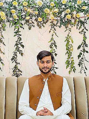 Profile photo for Hanzlah Dar