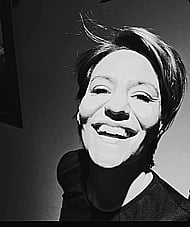 A warm and natural voice to welcome your customers Banner Image