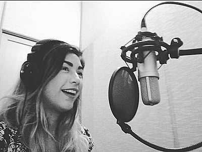 An engaging and dynamic female voice in Spanish for your projects